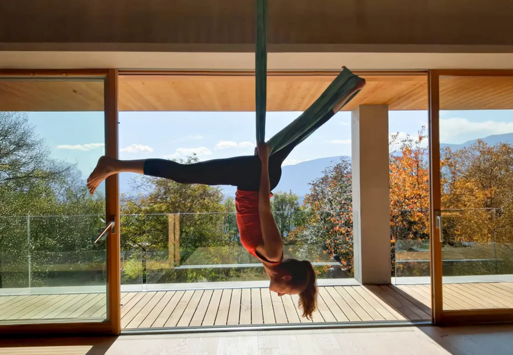 Stefanie Fleischmann macht Aerial-Yoga mit einem Tuch