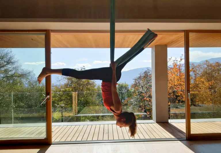 Stefanie Fleischmann macht Aerial-Yoga mit einem Tuch