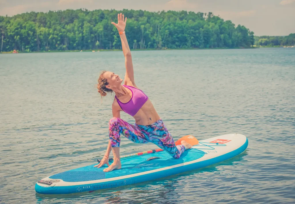 Stefanie Fleischmann auf ihrem Stand up Paddling Board auf einem See.