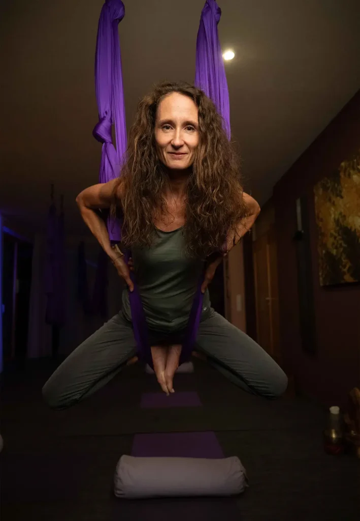 Stefanie Fleischmann in Yoga-Pose in einem Aerial Yoga Tuch