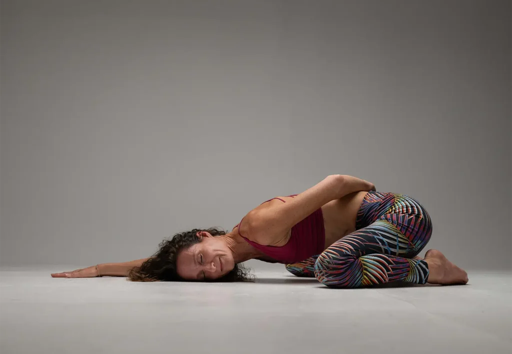 Stefanie Fleischmann beim Restorative Yoga