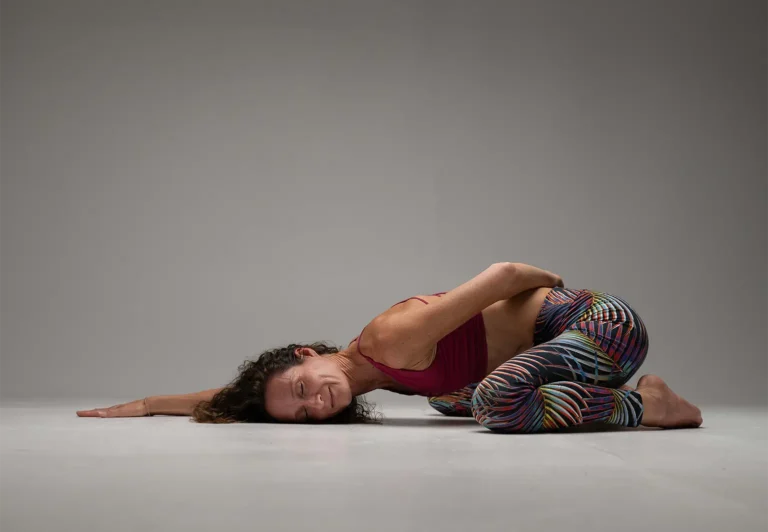 Stefanie Fleischmann beim Restorative Yoga