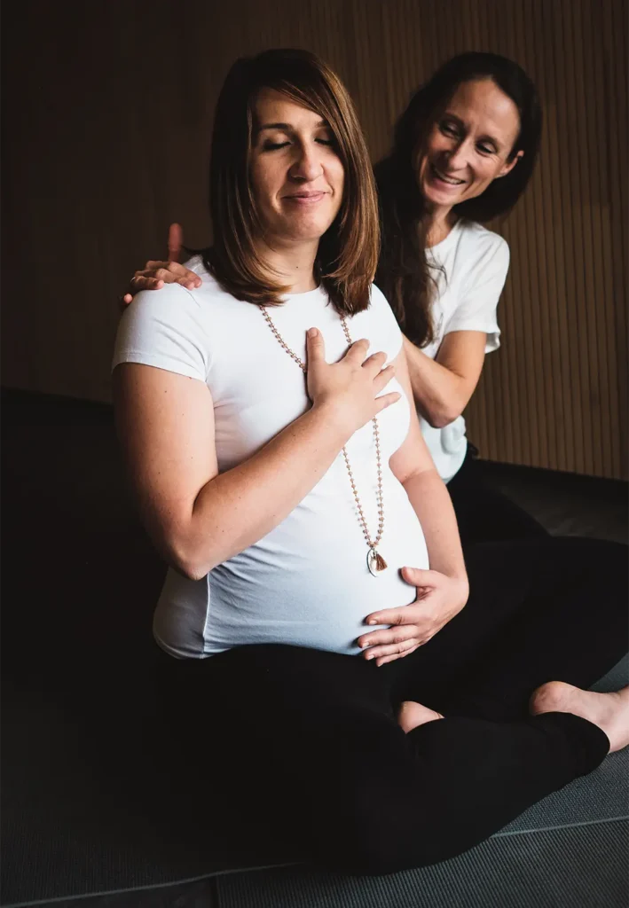 Stefanie Fleischmann beim Einzelyoga mit schwangerer Frau