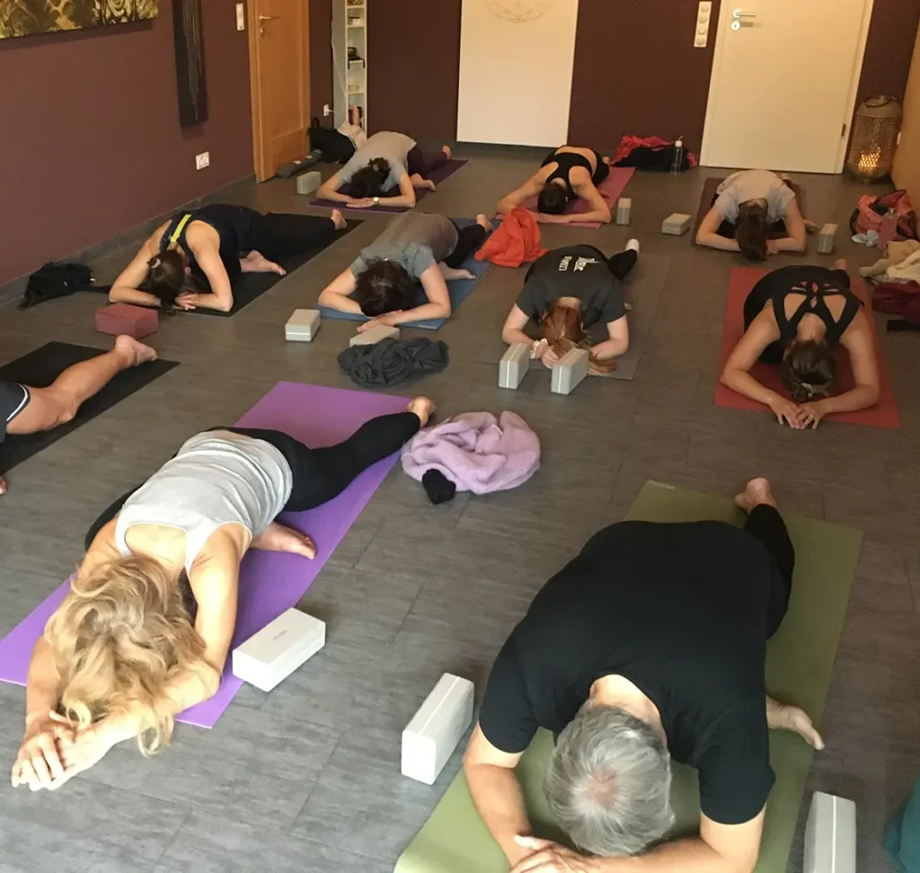 Yoga-Gruppe bei Stefanie Fleischmann
