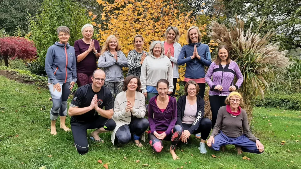 Teilnehmende bei einem Yoga-Retreat im Bayerischen Wald
