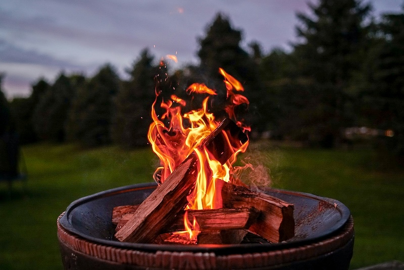 Lagerfeuer im Freien