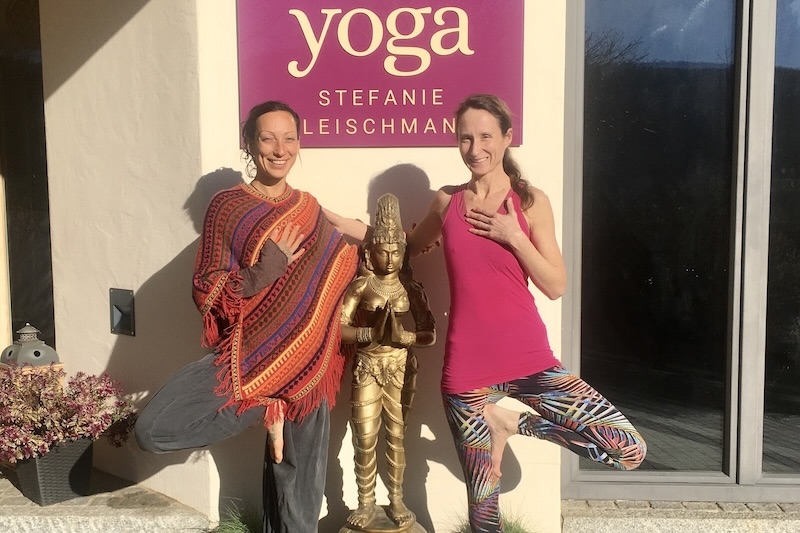 Jenny und Stefanie Fleischmann vor dem Yogastudio in Hersbruck