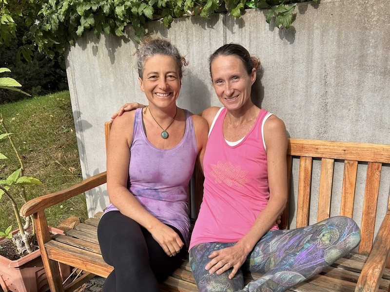 Katja Umlauf und Stefanie Fleischmann auf einer Bank vor dem Yogastudio in Happurg bei Hersbruck