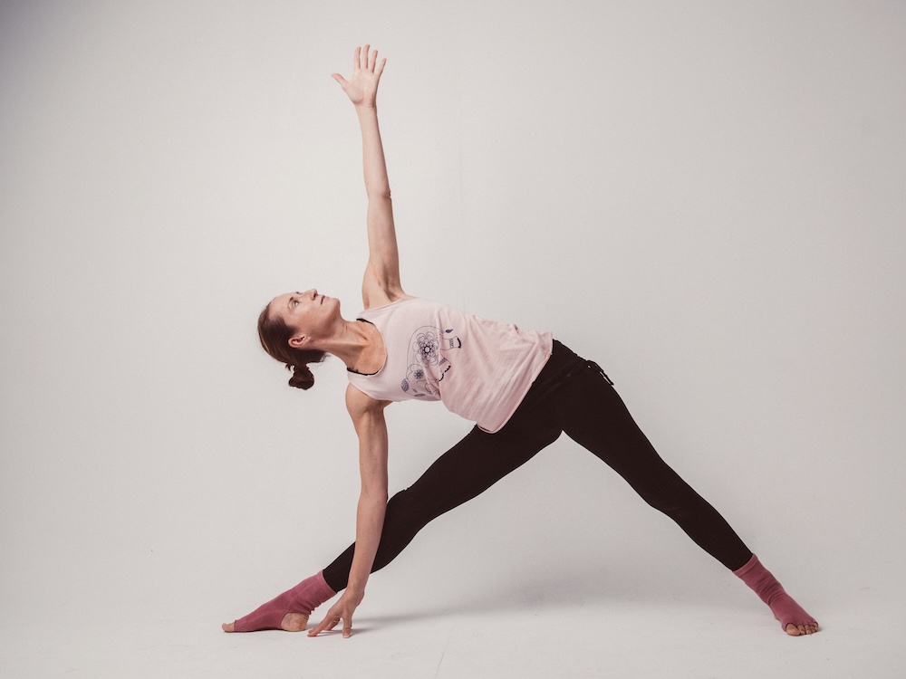 Stefanie Fleischmann im Dreieck (Trikonasana)