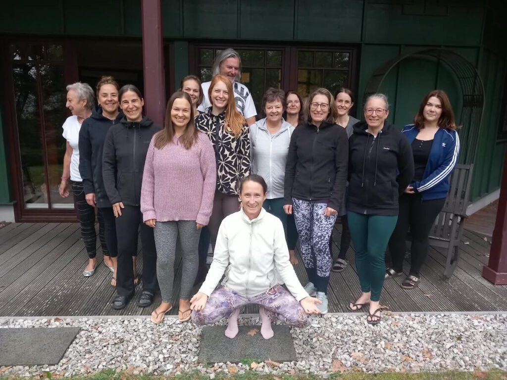 Gruppenbild vom Yoga-Retreat im Herbst 2026 im Bayerischen Wald